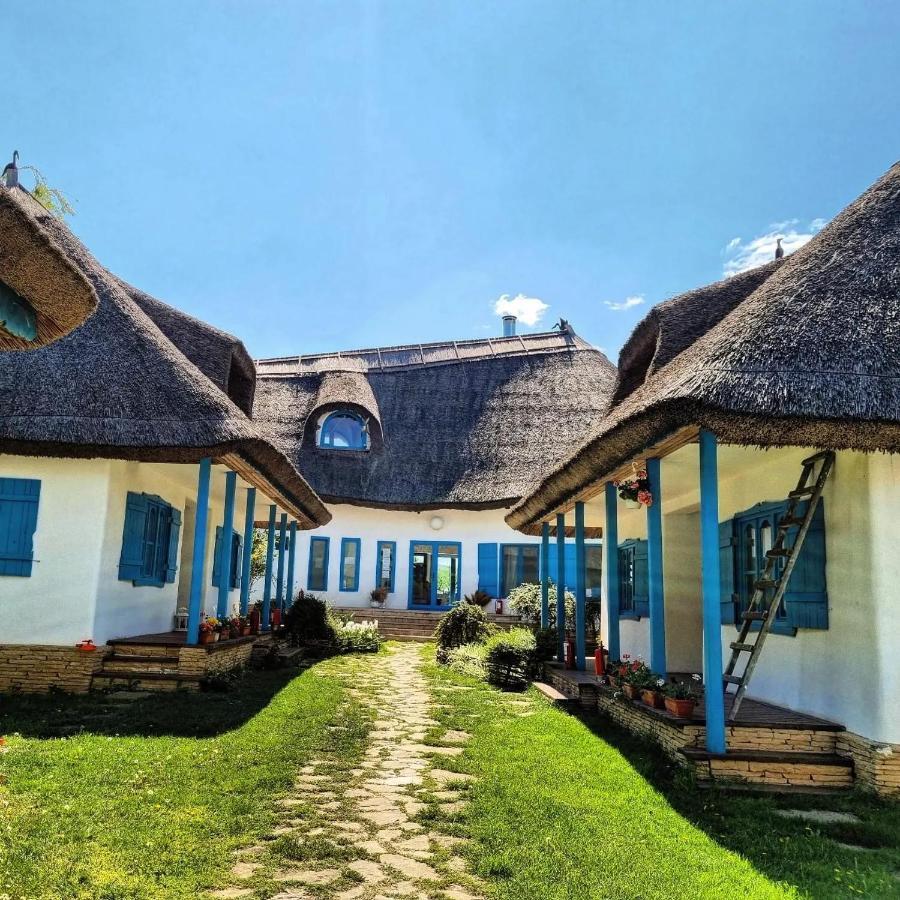 5 Chirpici - Small Traditional Resort มูรีกีโอล ภายนอก รูปภาพ